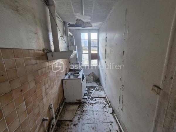 Venez découvrir ce bel immeuble à rénover de 196m2 avec commerce au coeur de Sainte-Foy-La-Grande.
Le bien se situe au cœur du centre ville proche des commerces, de l'hôpital, des écoles et de la gare.
Elle se compose au rez-de-chaussée, d'un local commercial avec cuisine et une réserve.
A l'étage, vous disposerez d'un séjour, d'une cuisine, d'un patio, d'une grande pièce et d'un débarras.
Au deuxième étage, vous trouverez une cuisine, une salle d'eau, une chambre, une grande pièce et un WC. 
L'assainissement se fait par le tout à l’égout.
Ce qu'on aime : La situation géographique (centre-ville), proche des commerces, le potentiel.... 
Idéal investisseur
Disponible pour votre projet immobilier, je m'adapte à votre agenda pour visiter...