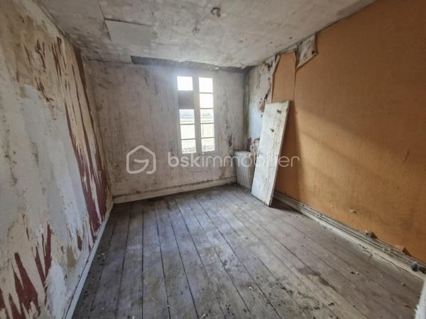 Venez découvrir ce bel immeuble à rénover de 196m2 avec commerce au coeur de Sainte-Foy-La-Grande.
Le bien se situe au cœur du centre ville proche des commerces, de l'hôpital, des écoles et de la gare.
Elle se compose au rez-de-chaussée, d'un local commercial avec cuisine et une réserve.
A l'étage, vous disposerez d'un séjour, d'une cuisine, d'un patio, d'une grande pièce et d'un débarras.
Au deuxième étage, vous trouverez une cuisine, une salle d'eau, une chambre, une grande pièce et un WC. 
L'assainissement se fait par le tout à l’égout.
Ce qu'on aime : La situation géographique (centre-ville), proche des commerces, le potentiel.... 
Idéal investisseur
Disponible pour votre projet immobilier, je m'adapte à votre agenda pour visiter...
