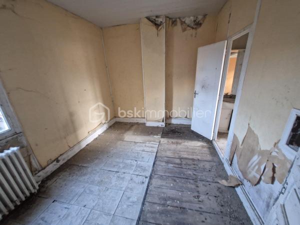 Venez découvrir ce bel immeuble à rénover de 196m2 avec commerce au coeur de Sainte-Foy-La-Grande.
Le bien se situe au cœur du centre ville proche des commerces, de l'hôpital, des écoles et de la gare.
Elle se compose au rez-de-chaussée, d'un local commercial avec cuisine et une réserve.
A l'étage, vous disposerez d'un séjour, d'une cuisine, d'un patio, d'une grande pièce et d'un débarras.
Au deuxième étage, vous trouverez une cuisine, une salle d'eau, une chambre, une grande pièce et un WC. 
L'assainissement se fait par le tout à l’égout.
Ce qu'on aime : La situation géographique (centre-ville), proche des commerces, le potentiel.... 
Idéal investisseur
Disponible pour votre projet immobilier, je m'adapte à votre agenda pour visiter...