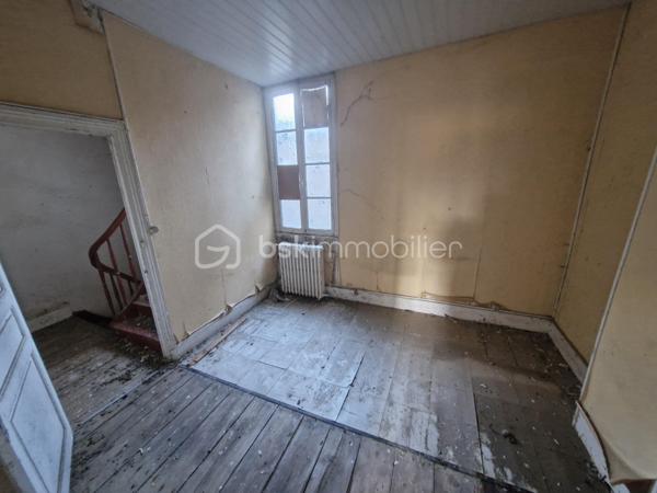 Venez découvrir ce bel immeuble à rénover de 196m2 avec commerce au coeur de Sainte-Foy-La-Grande.
Le bien se situe au cœur du centre ville proche des commerces, de l'hôpital, des écoles et de la gare.
Elle se compose au rez-de-chaussée, d'un local commercial avec cuisine et une réserve.
A l'étage, vous disposerez d'un séjour, d'une cuisine, d'un patio, d'une grande pièce et d'un débarras.
Au deuxième étage, vous trouverez une cuisine, une salle d'eau, une chambre, une grande pièce et un WC. 
L'assainissement se fait par le tout à l’égout.
Ce qu'on aime : La situation géographique (centre-ville), proche des commerces, le potentiel.... 
Idéal investisseur
Disponible pour votre projet immobilier, je m'adapte à votre agenda pour visiter...