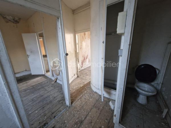 Venez découvrir ce bel immeuble à rénover de 196m2 avec commerce au coeur de Sainte-Foy-La-Grande.
Le bien se situe au cœur du centre ville proche des commerces, de l'hôpital, des écoles et de la gare.
Elle se compose au rez-de-chaussée, d'un local commercial avec cuisine et une réserve.
A l'étage, vous disposerez d'un séjour, d'une cuisine, d'un patio, d'une grande pièce et d'un débarras.
Au deuxième étage, vous trouverez une cuisine, une salle d'eau, une chambre, une grande pièce et un WC. 
L'assainissement se fait par le tout à l’égout.
Ce qu'on aime : La situation géographique (centre-ville), proche des commerces, le potentiel.... 
Idéal investisseur
Disponible pour votre projet immobilier, je m'adapte à votre agenda pour visiter...