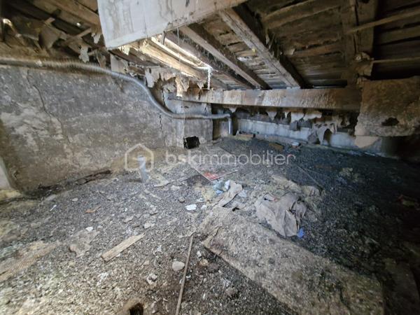 Venez découvrir ce bel immeuble à rénover de 196m2 avec commerce au coeur de Sainte-Foy-La-Grande.
Le bien se situe au cœur du centre ville proche des commerces, de l'hôpital, des écoles et de la gare.
Elle se compose au rez-de-chaussée, d'un local commercial avec cuisine et une réserve.
A l'étage, vous disposerez d'un séjour, d'une cuisine, d'un patio, d'une grande pièce et d'un débarras.
Au deuxième étage, vous trouverez une cuisine, une salle d'eau, une chambre, une grande pièce et un WC. 
L'assainissement se fait par le tout à l’égout.
Ce qu'on aime : La situation géographique (centre-ville), proche des commerces, le potentiel.... 
Idéal investisseur
Disponible pour votre projet immobilier, je m'adapte à votre agenda pour visiter...