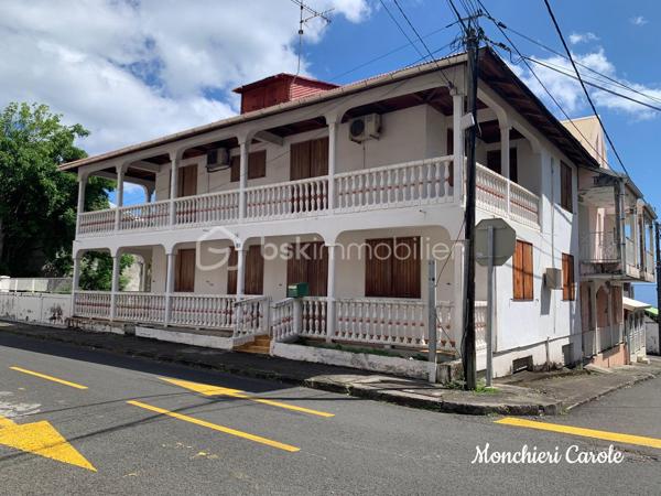 À vendre – Grande maison de caractère aux multiples possibilités

Idéalement située à proximité immédiate de toutes les commodités, cette vaste maison offre de très beaux volumes et un fort potentiel d’aménagement, aussi bien pour une grande famille que pour un projet professionnel ou locatif.

Le rez-de-jardin comprend deux grandes pièces actuellement aménagées en bureaux avec wc, pouvant également être utilisées comme chambres supplémentaires selon les besoins. Une coursive ainsi que d’une grande pièce à terminer selon vos envies, offrant un magnifique potentiel pour créer une cuisine ouverte sur un vaste espace salon / salle à manger convivial.

Au rez-de-chaussée, vous trouverez également un bureau pouvant faire office de chambre, un WC, une cuisine indépendante ainsi qu’une spacieuse pièce de vie regroupant salle à manger et salon.

Le premier étage accueille quatre chambres, dont deux bénéficiant d’une salle de bain commune, ainsi qu’une salle d’eau et un wc indépendant.

Dans les combles aménagés, deux chambres supplémentaires et une salle de bain complètent l’ensemble.

Cette propriété séduira les amateurs de beaux espaces souhaitant personnaliser un bien à leur image. Une remise au goût du jour permettra de révéler tout le potentiel de cette maison aux nombreuses possibilités :
- grande maison familiale,
- activité libérale ou télétravail grâce aux bureaux indépendants,
- investissement locatif,
- coliving,
- maison d’hôtes ou projet mixte habitation/professionnel.

Un bien rare offrant de multiples perspectives d’aménagement dans un emplacement pratique et recherché.

N'hésitez plus, prenez rendez-vous pour une visite !!