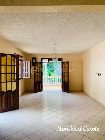 À vendre – Grande maison de caractère aux multiples possibilités

Idéalement située à proximité immédiate de toutes les commodités, cette vaste maison offre de très beaux volumes et un fort potentiel d’aménagement, aussi bien pour une grande famille que pour un projet professionnel ou locatif.

Le rez-de-jardin comprend deux grandes pièces actuellement aménagées en bureaux avec wc, pouvant également être utilisées comme chambres supplémentaires selon les besoins. Une coursive ainsi que d’une grande pièce à terminer selon vos envies, offrant un magnifique potentiel pour créer une cuisine ouverte sur un vaste espace salon / salle à manger convivial.

Au rez-de-chaussée, vous trouverez également un bureau pouvant faire office de chambre, un WC, une cuisine indépendante ainsi qu’une spacieuse pièce de vie regroupant salle à manger et salon.

Le premier étage accueille quatre chambres, dont deux bénéficiant d’une salle de bain commune, ainsi qu’une salle d’eau et un wc indépendant.

Dans les combles aménagés, deux chambres supplémentaires et une salle de bain complètent l’ensemble.

Cette propriété séduira les amateurs de beaux espaces souhaitant personnaliser un bien à leur image. Une remise au goût du jour permettra de révéler tout le potentiel de cette maison aux nombreuses possibilités :
- grande maison familiale,
- activité libérale ou télétravail grâce aux bureaux indépendants,
- investissement locatif,
- coliving,
- maison d’hôtes ou projet mixte habitation/professionnel.

Un bien rare offrant de multiples perspectives d’aménagement dans un emplacement pratique et recherché.

N'hésitez plus, prenez rendez-vous pour une visite !!