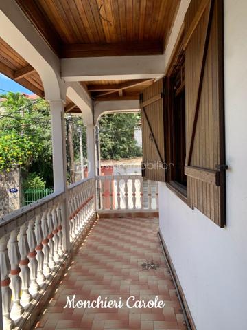 À vendre – Grande maison de caractère aux multiples possibilités

Idéalement située à proximité immédiate de toutes les commodités, cette vaste maison offre de très beaux volumes et un fort potentiel d’aménagement, aussi bien pour une grande famille que pour un projet professionnel ou locatif.

Le rez-de-jardin comprend deux grandes pièces actuellement aménagées en bureaux avec wc, pouvant également être utilisées comme chambres supplémentaires selon les besoins. Une coursive ainsi que d’une grande pièce à terminer selon vos envies, offrant un magnifique potentiel pour créer une cuisine ouverte sur un vaste espace salon / salle à manger convivial.

Au rez-de-chaussée, vous trouverez également un bureau pouvant faire office de chambre, un WC, une cuisine indépendante ainsi qu’une spacieuse pièce de vie regroupant salle à manger et salon.

Le premier étage accueille quatre chambres, dont deux bénéficiant d’une salle de bain commune, ainsi qu’une salle d’eau et un wc indépendant.

Dans les combles aménagés, deux chambres supplémentaires et une salle de bain complètent l’ensemble.

Cette propriété séduira les amateurs de beaux espaces souhaitant personnaliser un bien à leur image. Une remise au goût du jour permettra de révéler tout le potentiel de cette maison aux nombreuses possibilités :
- grande maison familiale,
- activité libérale ou télétravail grâce aux bureaux indépendants,
- investissement locatif,
- coliving,
- maison d’hôtes ou projet mixte habitation/professionnel.

Un bien rare offrant de multiples perspectives d’aménagement dans un emplacement pratique et recherché.

N'hésitez plus, prenez rendez-vous pour une visite !!