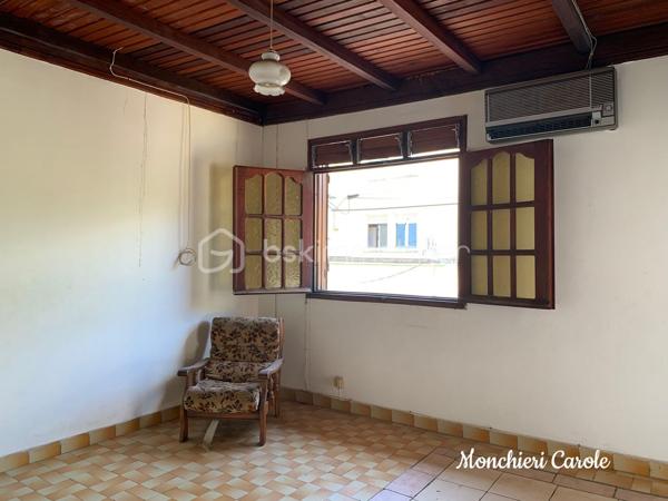 À vendre – Grande maison de caractère aux multiples possibilités

Idéalement située à proximité immédiate de toutes les commodités, cette vaste maison offre de très beaux volumes et un fort potentiel d’aménagement, aussi bien pour une grande famille que pour un projet professionnel ou locatif.

Le rez-de-jardin comprend deux grandes pièces actuellement aménagées en bureaux avec wc, pouvant également être utilisées comme chambres supplémentaires selon les besoins. Une coursive ainsi que d’une grande pièce à terminer selon vos envies, offrant un magnifique potentiel pour créer une cuisine ouverte sur un vaste espace salon / salle à manger convivial.

Au rez-de-chaussée, vous trouverez également un bureau pouvant faire office de chambre, un WC, une cuisine indépendante ainsi qu’une spacieuse pièce de vie regroupant salle à manger et salon.

Le premier étage accueille quatre chambres, dont deux bénéficiant d’une salle de bain commune, ainsi qu’une salle d’eau et un wc indépendant.

Dans les combles aménagés, deux chambres supplémentaires et une salle de bain complètent l’ensemble.

Cette propriété séduira les amateurs de beaux espaces souhaitant personnaliser un bien à leur image. Une remise au goût du jour permettra de révéler tout le potentiel de cette maison aux nombreuses possibilités :
- grande maison familiale,
- activité libérale ou télétravail grâce aux bureaux indépendants,
- investissement locatif,
- coliving,
- maison d’hôtes ou projet mixte habitation/professionnel.

Un bien rare offrant de multiples perspectives d’aménagement dans un emplacement pratique et recherché.

N'hésitez plus, prenez rendez-vous pour une visite !!