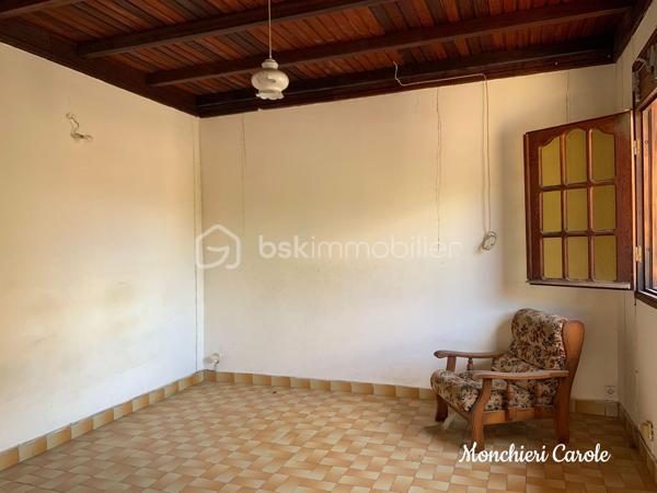 À vendre – Grande maison de caractère aux multiples possibilités

Idéalement située à proximité immédiate de toutes les commodités, cette vaste maison offre de très beaux volumes et un fort potentiel d’aménagement, aussi bien pour une grande famille que pour un projet professionnel ou locatif.

Le rez-de-jardin comprend deux grandes pièces actuellement aménagées en bureaux avec wc, pouvant également être utilisées comme chambres supplémentaires selon les besoins. Une coursive ainsi que d’une grande pièce à terminer selon vos envies, offrant un magnifique potentiel pour créer une cuisine ouverte sur un vaste espace salon / salle à manger convivial.

Au rez-de-chaussée, vous trouverez également un bureau pouvant faire office de chambre, un WC, une cuisine indépendante ainsi qu’une spacieuse pièce de vie regroupant salle à manger et salon.

Le premier étage accueille quatre chambres, dont deux bénéficiant d’une salle de bain commune, ainsi qu’une salle d’eau et un wc indépendant.

Dans les combles aménagés, deux chambres supplémentaires et une salle de bain complètent l’ensemble.

Cette propriété séduira les amateurs de beaux espaces souhaitant personnaliser un bien à leur image. Une remise au goût du jour permettra de révéler tout le potentiel de cette maison aux nombreuses possibilités :
- grande maison familiale,
- activité libérale ou télétravail grâce aux bureaux indépendants,
- investissement locatif,
- coliving,
- maison d’hôtes ou projet mixte habitation/professionnel.

Un bien rare offrant de multiples perspectives d’aménagement dans un emplacement pratique et recherché.

N'hésitez plus, prenez rendez-vous pour une visite !!