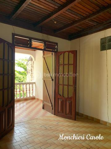 À vendre – Grande maison de caractère aux multiples possibilités

Idéalement située à proximité immédiate de toutes les commodités, cette vaste maison offre de très beaux volumes et un fort potentiel d’aménagement, aussi bien pour une grande famille que pour un projet professionnel ou locatif.

Le rez-de-jardin comprend deux grandes pièces actuellement aménagées en bureaux avec wc, pouvant également être utilisées comme chambres supplémentaires selon les besoins. Une coursive ainsi que d’une grande pièce à terminer selon vos envies, offrant un magnifique potentiel pour créer une cuisine ouverte sur un vaste espace salon / salle à manger convivial.

Au rez-de-chaussée, vous trouverez également un bureau pouvant faire office de chambre, un WC, une cuisine indépendante ainsi qu’une spacieuse pièce de vie regroupant salle à manger et salon.

Le premier étage accueille quatre chambres, dont deux bénéficiant d’une salle de bain commune, ainsi qu’une salle d’eau et un wc indépendant.

Dans les combles aménagés, deux chambres supplémentaires et une salle de bain complètent l’ensemble.

Cette propriété séduira les amateurs de beaux espaces souhaitant personnaliser un bien à leur image. Une remise au goût du jour permettra de révéler tout le potentiel de cette maison aux nombreuses possibilités :
- grande maison familiale,
- activité libérale ou télétravail grâce aux bureaux indépendants,
- investissement locatif,
- coliving,
- maison d’hôtes ou projet mixte habitation/professionnel.

Un bien rare offrant de multiples perspectives d’aménagement dans un emplacement pratique et recherché.

N'hésitez plus, prenez rendez-vous pour une visite !!