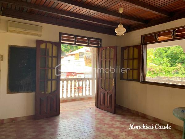 À vendre – Grande maison de caractère aux multiples possibilités

Idéalement située à proximité immédiate de toutes les commodités, cette vaste maison offre de très beaux volumes et un fort potentiel d’aménagement, aussi bien pour une grande famille que pour un projet professionnel ou locatif.

Le rez-de-jardin comprend deux grandes pièces actuellement aménagées en bureaux avec wc, pouvant également être utilisées comme chambres supplémentaires selon les besoins. Une coursive ainsi que d’une grande pièce à terminer selon vos envies, offrant un magnifique potentiel pour créer une cuisine ouverte sur un vaste espace salon / salle à manger convivial.

Au rez-de-chaussée, vous trouverez également un bureau pouvant faire office de chambre, un WC, une cuisine indépendante ainsi qu’une spacieuse pièce de vie regroupant salle à manger et salon.

Le premier étage accueille quatre chambres, dont deux bénéficiant d’une salle de bain commune, ainsi qu’une salle d’eau et un wc indépendant.

Dans les combles aménagés, deux chambres supplémentaires et une salle de bain complètent l’ensemble.

Cette propriété séduira les amateurs de beaux espaces souhaitant personnaliser un bien à leur image. Une remise au goût du jour permettra de révéler tout le potentiel de cette maison aux nombreuses possibilités :
- grande maison familiale,
- activité libérale ou télétravail grâce aux bureaux indépendants,
- investissement locatif,
- coliving,
- maison d’hôtes ou projet mixte habitation/professionnel.

Un bien rare offrant de multiples perspectives d’aménagement dans un emplacement pratique et recherché.

N'hésitez plus, prenez rendez-vous pour une visite !!