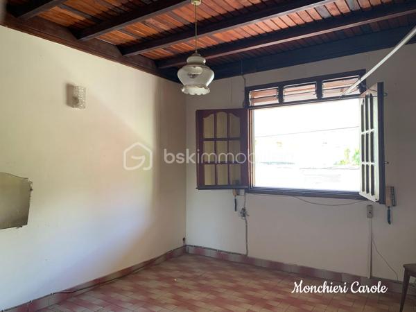 À vendre – Grande maison de caractère aux multiples possibilités

Idéalement située à proximité immédiate de toutes les commodités, cette vaste maison offre de très beaux volumes et un fort potentiel d’aménagement, aussi bien pour une grande famille que pour un projet professionnel ou locatif.

Le rez-de-jardin comprend deux grandes pièces actuellement aménagées en bureaux avec wc, pouvant également être utilisées comme chambres supplémentaires selon les besoins. Une coursive ainsi que d’une grande pièce à terminer selon vos envies, offrant un magnifique potentiel pour créer une cuisine ouverte sur un vaste espace salon / salle à manger convivial.

Au rez-de-chaussée, vous trouverez également un bureau pouvant faire office de chambre, un WC, une cuisine indépendante ainsi qu’une spacieuse pièce de vie regroupant salle à manger et salon.

Le premier étage accueille quatre chambres, dont deux bénéficiant d’une salle de bain commune, ainsi qu’une salle d’eau et un wc indépendant.

Dans les combles aménagés, deux chambres supplémentaires et une salle de bain complètent l’ensemble.

Cette propriété séduira les amateurs de beaux espaces souhaitant personnaliser un bien à leur image. Une remise au goût du jour permettra de révéler tout le potentiel de cette maison aux nombreuses possibilités :
- grande maison familiale,
- activité libérale ou télétravail grâce aux bureaux indépendants,
- investissement locatif,
- coliving,
- maison d’hôtes ou projet mixte habitation/professionnel.

Un bien rare offrant de multiples perspectives d’aménagement dans un emplacement pratique et recherché.

N'hésitez plus, prenez rendez-vous pour une visite !!