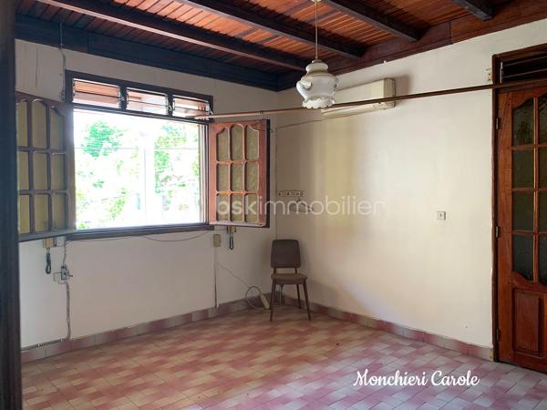 À vendre – Grande maison de caractère aux multiples possibilités

Idéalement située à proximité immédiate de toutes les commodités, cette vaste maison offre de très beaux volumes et un fort potentiel d’aménagement, aussi bien pour une grande famille que pour un projet professionnel ou locatif.

Le rez-de-jardin comprend deux grandes pièces actuellement aménagées en bureaux avec wc, pouvant également être utilisées comme chambres supplémentaires selon les besoins. Une coursive ainsi que d’une grande pièce à terminer selon vos envies, offrant un magnifique potentiel pour créer une cuisine ouverte sur un vaste espace salon / salle à manger convivial.

Au rez-de-chaussée, vous trouverez également un bureau pouvant faire office de chambre, un WC, une cuisine indépendante ainsi qu’une spacieuse pièce de vie regroupant salle à manger et salon.

Le premier étage accueille quatre chambres, dont deux bénéficiant d’une salle de bain commune, ainsi qu’une salle d’eau et un wc indépendant.

Dans les combles aménagés, deux chambres supplémentaires et une salle de bain complètent l’ensemble.

Cette propriété séduira les amateurs de beaux espaces souhaitant personnaliser un bien à leur image. Une remise au goût du jour permettra de révéler tout le potentiel de cette maison aux nombreuses possibilités :
- grande maison familiale,
- activité libérale ou télétravail grâce aux bureaux indépendants,
- investissement locatif,
- coliving,
- maison d’hôtes ou projet mixte habitation/professionnel.

Un bien rare offrant de multiples perspectives d’aménagement dans un emplacement pratique et recherché.

N'hésitez plus, prenez rendez-vous pour une visite !!