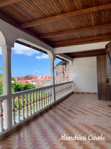 À vendre – Grande maison de caractère aux multiples possibilités

Idéalement située à proximité immédiate de toutes les commodités, cette vaste maison offre de très beaux volumes et un fort potentiel d’aménagement, aussi bien pour une grande famille que pour un projet professionnel ou locatif.

Le rez-de-jardin comprend deux grandes pièces actuellement aménagées en bureaux avec wc, pouvant également être utilisées comme chambres supplémentaires selon les besoins. Une coursive ainsi que d’une grande pièce à terminer selon vos envies, offrant un magnifique potentiel pour créer une cuisine ouverte sur un vaste espace salon / salle à manger convivial.

Au rez-de-chaussée, vous trouverez également un bureau pouvant faire office de chambre, un WC, une cuisine indépendante ainsi qu’une spacieuse pièce de vie regroupant salle à manger et salon.

Le premier étage accueille quatre chambres, dont deux bénéficiant d’une salle de bain commune, ainsi qu’une salle d’eau et un wc indépendant.

Dans les combles aménagés, deux chambres supplémentaires et une salle de bain complètent l’ensemble.

Cette propriété séduira les amateurs de beaux espaces souhaitant personnaliser un bien à leur image. Une remise au goût du jour permettra de révéler tout le potentiel de cette maison aux nombreuses possibilités :
- grande maison familiale,
- activité libérale ou télétravail grâce aux bureaux indépendants,
- investissement locatif,
- coliving,
- maison d’hôtes ou projet mixte habitation/professionnel.

Un bien rare offrant de multiples perspectives d’aménagement dans un emplacement pratique et recherché.

N'hésitez plus, prenez rendez-vous pour une visite !!