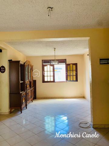À vendre – Grande maison de caractère aux multiples possibilités

Idéalement située à proximité immédiate de toutes les commodités, cette vaste maison offre de très beaux volumes et un fort potentiel d’aménagement, aussi bien pour une grande famille que pour un projet professionnel ou locatif.

Le rez-de-jardin comprend deux grandes pièces actuellement aménagées en bureaux avec wc, pouvant également être utilisées comme chambres supplémentaires selon les besoins. Une coursive ainsi que d’une grande pièce à terminer selon vos envies, offrant un magnifique potentiel pour créer une cuisine ouverte sur un vaste espace salon / salle à manger convivial.

Au rez-de-chaussée, vous trouverez également un bureau pouvant faire office de chambre, un WC, une cuisine indépendante ainsi qu’une spacieuse pièce de vie regroupant salle à manger et salon.

Le premier étage accueille quatre chambres, dont deux bénéficiant d’une salle de bain commune, ainsi qu’une salle d’eau et un wc indépendant.

Dans les combles aménagés, deux chambres supplémentaires et une salle de bain complètent l’ensemble.

Cette propriété séduira les amateurs de beaux espaces souhaitant personnaliser un bien à leur image. Une remise au goût du jour permettra de révéler tout le potentiel de cette maison aux nombreuses possibilités :
- grande maison familiale,
- activité libérale ou télétravail grâce aux bureaux indépendants,
- investissement locatif,
- coliving,
- maison d’hôtes ou projet mixte habitation/professionnel.

Un bien rare offrant de multiples perspectives d’aménagement dans un emplacement pratique et recherché.

N'hésitez plus, prenez rendez-vous pour une visite !!