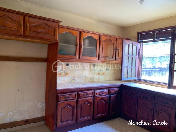 À vendre – Grande maison de caractère aux multiples possibilités

Idéalement située à proximité immédiate de toutes les commodités, cette vaste maison offre de très beaux volumes et un fort potentiel d’aménagement, aussi bien pour une grande famille que pour un projet professionnel ou locatif.

Le rez-de-jardin comprend deux grandes pièces actuellement aménagées en bureaux avec wc, pouvant également être utilisées comme chambres supplémentaires selon les besoins. Une coursive ainsi que d’une grande pièce à terminer selon vos envies, offrant un magnifique potentiel pour créer une cuisine ouverte sur un vaste espace salon / salle à manger convivial.

Au rez-de-chaussée, vous trouverez également un bureau pouvant faire office de chambre, un WC, une cuisine indépendante ainsi qu’une spacieuse pièce de vie regroupant salle à manger et salon.

Le premier étage accueille quatre chambres, dont deux bénéficiant d’une salle de bain commune, ainsi qu’une salle d’eau et un wc indépendant.

Dans les combles aménagés, deux chambres supplémentaires et une salle de bain complètent l’ensemble.

Cette propriété séduira les amateurs de beaux espaces souhaitant personnaliser un bien à leur image. Une remise au goût du jour permettra de révéler tout le potentiel de cette maison aux nombreuses possibilités :
- grande maison familiale,
- activité libérale ou télétravail grâce aux bureaux indépendants,
- investissement locatif,
- coliving,
- maison d’hôtes ou projet mixte habitation/professionnel.

Un bien rare offrant de multiples perspectives d’aménagement dans un emplacement pratique et recherché.

N'hésitez plus, prenez rendez-vous pour une visite !!