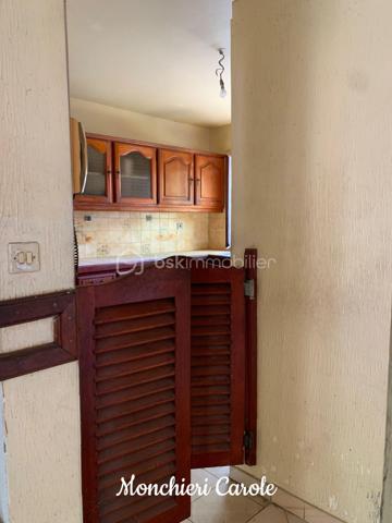 À vendre – Grande maison de caractère aux multiples possibilités

Idéalement située à proximité immédiate de toutes les commodités, cette vaste maison offre de très beaux volumes et un fort potentiel d’aménagement, aussi bien pour une grande famille que pour un projet professionnel ou locatif.

Le rez-de-jardin comprend deux grandes pièces actuellement aménagées en bureaux avec wc, pouvant également être utilisées comme chambres supplémentaires selon les besoins. Une coursive ainsi que d’une grande pièce à terminer selon vos envies, offrant un magnifique potentiel pour créer une cuisine ouverte sur un vaste espace salon / salle à manger convivial.

Au rez-de-chaussée, vous trouverez également un bureau pouvant faire office de chambre, un WC, une cuisine indépendante ainsi qu’une spacieuse pièce de vie regroupant salle à manger et salon.

Le premier étage accueille quatre chambres, dont deux bénéficiant d’une salle de bain commune, ainsi qu’une salle d’eau et un wc indépendant.

Dans les combles aménagés, deux chambres supplémentaires et une salle de bain complètent l’ensemble.

Cette propriété séduira les amateurs de beaux espaces souhaitant personnaliser un bien à leur image. Une remise au goût du jour permettra de révéler tout le potentiel de cette maison aux nombreuses possibilités :
- grande maison familiale,
- activité libérale ou télétravail grâce aux bureaux indépendants,
- investissement locatif,
- coliving,
- maison d’hôtes ou projet mixte habitation/professionnel.

Un bien rare offrant de multiples perspectives d’aménagement dans un emplacement pratique et recherché.

N'hésitez plus, prenez rendez-vous pour une visite !!
