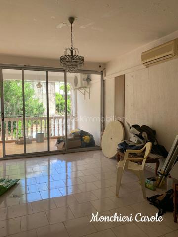 À vendre – Grande maison de caractère aux multiples possibilités

Idéalement située à proximité immédiate de toutes les commodités, cette vaste maison offre de très beaux volumes et un fort potentiel d’aménagement, aussi bien pour une grande famille que pour un projet professionnel ou locatif.

Le rez-de-jardin comprend deux grandes pièces actuellement aménagées en bureaux avec wc, pouvant également être utilisées comme chambres supplémentaires selon les besoins. Une coursive ainsi que d’une grande pièce à terminer selon vos envies, offrant un magnifique potentiel pour créer une cuisine ouverte sur un vaste espace salon / salle à manger convivial.

Au rez-de-chaussée, vous trouverez également un bureau pouvant faire office de chambre, un WC, une cuisine indépendante ainsi qu’une spacieuse pièce de vie regroupant salle à manger et salon.

Le premier étage accueille quatre chambres, dont deux bénéficiant d’une salle de bain commune, ainsi qu’une salle d’eau et un wc indépendant.

Dans les combles aménagés, deux chambres supplémentaires et une salle de bain complètent l’ensemble.

Cette propriété séduira les amateurs de beaux espaces souhaitant personnaliser un bien à leur image. Une remise au goût du jour permettra de révéler tout le potentiel de cette maison aux nombreuses possibilités :
- grande maison familiale,
- activité libérale ou télétravail grâce aux bureaux indépendants,
- investissement locatif,
- coliving,
- maison d’hôtes ou projet mixte habitation/professionnel.

Un bien rare offrant de multiples perspectives d’aménagement dans un emplacement pratique et recherché.

N'hésitez plus, prenez rendez-vous pour une visite !!