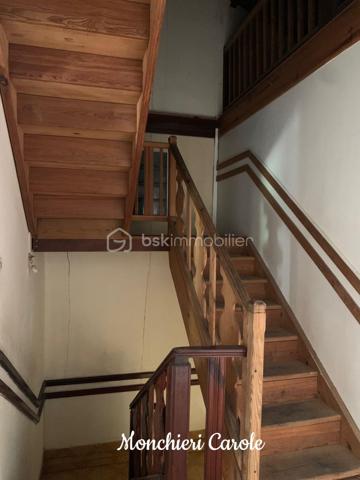 À vendre – Grande maison de caractère aux multiples possibilités

Idéalement située à proximité immédiate de toutes les commodités, cette vaste maison offre de très beaux volumes et un fort potentiel d’aménagement, aussi bien pour une grande famille que pour un projet professionnel ou locatif.

Le rez-de-jardin comprend deux grandes pièces actuellement aménagées en bureaux avec wc, pouvant également être utilisées comme chambres supplémentaires selon les besoins. Une coursive ainsi que d’une grande pièce à terminer selon vos envies, offrant un magnifique potentiel pour créer une cuisine ouverte sur un vaste espace salon / salle à manger convivial.

Au rez-de-chaussée, vous trouverez également un bureau pouvant faire office de chambre, un WC, une cuisine indépendante ainsi qu’une spacieuse pièce de vie regroupant salle à manger et salon.

Le premier étage accueille quatre chambres, dont deux bénéficiant d’une salle de bain commune, ainsi qu’une salle d’eau et un wc indépendant.

Dans les combles aménagés, deux chambres supplémentaires et une salle de bain complètent l’ensemble.

Cette propriété séduira les amateurs de beaux espaces souhaitant personnaliser un bien à leur image. Une remise au goût du jour permettra de révéler tout le potentiel de cette maison aux nombreuses possibilités :
- grande maison familiale,
- activité libérale ou télétravail grâce aux bureaux indépendants,
- investissement locatif,
- coliving,
- maison d’hôtes ou projet mixte habitation/professionnel.

Un bien rare offrant de multiples perspectives d’aménagement dans un emplacement pratique et recherché.

N'hésitez plus, prenez rendez-vous pour une visite !!