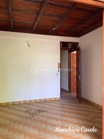 À vendre – Grande maison de caractère aux multiples possibilités

Idéalement située à proximité immédiate de toutes les commodités, cette vaste maison offre de très beaux volumes et un fort potentiel d’aménagement, aussi bien pour une grande famille que pour un projet professionnel ou locatif.

Le rez-de-jardin comprend deux grandes pièces actuellement aménagées en bureaux avec wc, pouvant également être utilisées comme chambres supplémentaires selon les besoins. Une coursive ainsi que d’une grande pièce à terminer selon vos envies, offrant un magnifique potentiel pour créer une cuisine ouverte sur un vaste espace salon / salle à manger convivial.

Au rez-de-chaussée, vous trouverez également un bureau pouvant faire office de chambre, un WC, une cuisine indépendante ainsi qu’une spacieuse pièce de vie regroupant salle à manger et salon.

Le premier étage accueille quatre chambres, dont deux bénéficiant d’une salle de bain commune, ainsi qu’une salle d’eau et un wc indépendant.

Dans les combles aménagés, deux chambres supplémentaires et une salle de bain complètent l’ensemble.

Cette propriété séduira les amateurs de beaux espaces souhaitant personnaliser un bien à leur image. Une remise au goût du jour permettra de révéler tout le potentiel de cette maison aux nombreuses possibilités :
- grande maison familiale,
- activité libérale ou télétravail grâce aux bureaux indépendants,
- investissement locatif,
- coliving,
- maison d’hôtes ou projet mixte habitation/professionnel.

Un bien rare offrant de multiples perspectives d’aménagement dans un emplacement pratique et recherché.

N'hésitez plus, prenez rendez-vous pour une visite !!