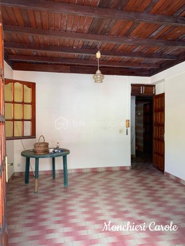 À vendre – Grande maison de caractère aux multiples possibilités

Idéalement située à proximité immédiate de toutes les commodités, cette vaste maison offre de très beaux volumes et un fort potentiel d’aménagement, aussi bien pour une grande famille que pour un projet professionnel ou locatif.

Le rez-de-jardin comprend deux grandes pièces actuellement aménagées en bureaux avec wc, pouvant également être utilisées comme chambres supplémentaires selon les besoins. Une coursive ainsi que d’une grande pièce à terminer selon vos envies, offrant un magnifique potentiel pour créer une cuisine ouverte sur un vaste espace salon / salle à manger convivial.

Au rez-de-chaussée, vous trouverez également un bureau pouvant faire office de chambre, un WC, une cuisine indépendante ainsi qu’une spacieuse pièce de vie regroupant salle à manger et salon.

Le premier étage accueille quatre chambres, dont deux bénéficiant d’une salle de bain commune, ainsi qu’une salle d’eau et un wc indépendant.

Dans les combles aménagés, deux chambres supplémentaires et une salle de bain complètent l’ensemble.

Cette propriété séduira les amateurs de beaux espaces souhaitant personnaliser un bien à leur image. Une remise au goût du jour permettra de révéler tout le potentiel de cette maison aux nombreuses possibilités :
- grande maison familiale,
- activité libérale ou télétravail grâce aux bureaux indépendants,
- investissement locatif,
- coliving,
- maison d’hôtes ou projet mixte habitation/professionnel.

Un bien rare offrant de multiples perspectives d’aménagement dans un emplacement pratique et recherché.

N'hésitez plus, prenez rendez-vous pour une visite !!
