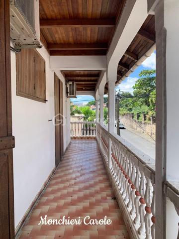 À vendre – Grande maison de caractère aux multiples possibilités

Idéalement située à proximité immédiate de toutes les commodités, cette vaste maison offre de très beaux volumes et un fort potentiel d’aménagement, aussi bien pour une grande famille que pour un projet professionnel ou locatif.

Le rez-de-jardin comprend deux grandes pièces actuellement aménagées en bureaux avec wc, pouvant également être utilisées comme chambres supplémentaires selon les besoins. Une coursive ainsi que d’une grande pièce à terminer selon vos envies, offrant un magnifique potentiel pour créer une cuisine ouverte sur un vaste espace salon / salle à manger convivial.

Au rez-de-chaussée, vous trouverez également un bureau pouvant faire office de chambre, un WC, une cuisine indépendante ainsi qu’une spacieuse pièce de vie regroupant salle à manger et salon.

Le premier étage accueille quatre chambres, dont deux bénéficiant d’une salle de bain commune, ainsi qu’une salle d’eau et un wc indépendant.

Dans les combles aménagés, deux chambres supplémentaires et une salle de bain complètent l’ensemble.

Cette propriété séduira les amateurs de beaux espaces souhaitant personnaliser un bien à leur image. Une remise au goût du jour permettra de révéler tout le potentiel de cette maison aux nombreuses possibilités :
- grande maison familiale,
- activité libérale ou télétravail grâce aux bureaux indépendants,
- investissement locatif,
- coliving,
- maison d’hôtes ou projet mixte habitation/professionnel.

Un bien rare offrant de multiples perspectives d’aménagement dans un emplacement pratique et recherché.

N'hésitez plus, prenez rendez-vous pour une visite !!