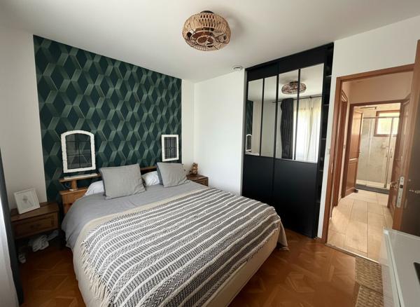 Maison individuelle avec jardin et sous-sol complet