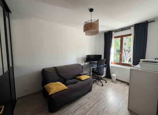 Maison individuelle avec jardin et sous-sol complet