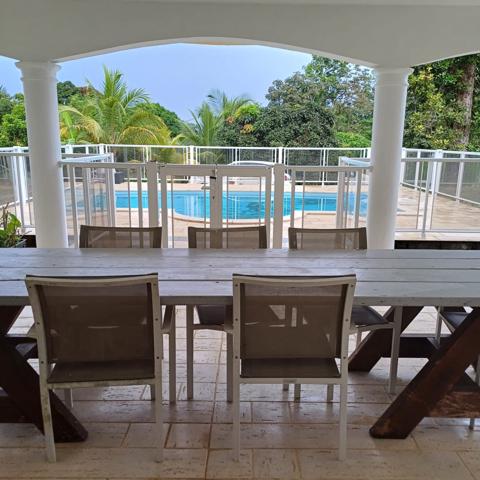 Spacieuse villa avec piscine dans environnement calme