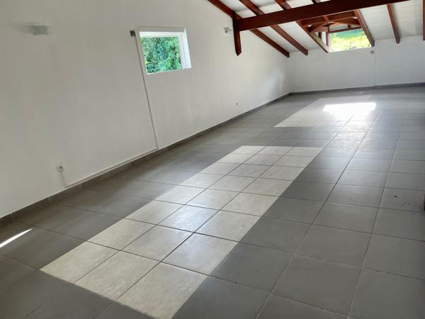 Spacieuse villa avec piscine dans environnement calme