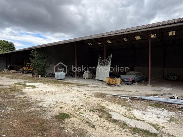 Je vous propose à la vente, 3 hangars agricoles édifiés sur une parcelle de terrain de 1700m2 environ. 

Hangar 1 : 335m2 environ 
Hangar 2 : 350m2 environ 
Hauteur de 8,50 mètres. 
Les hangars 1 et 2 sont accolés. 

Hangar 3 : 420m2 environ 

Entrée indépendante pour l’accès. Parcelle close. L’ensemble est situé dans un environnement calme.