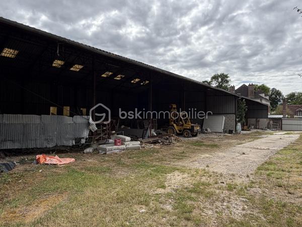Je vous propose à la vente, 3 hangars agricoles édifiés sur une parcelle de terrain de 1700m2 environ. 

Hangar 1 : 335m2 environ 
Hangar 2 : 350m2 environ 
Hauteur de 8,50 mètres. 
Les hangars 1 et 2 sont accolés. 

Hangar 3 : 420m2 environ 

Entrée indépendante pour l’accès. Parcelle close. L’ensemble est situé dans un environnement calme.