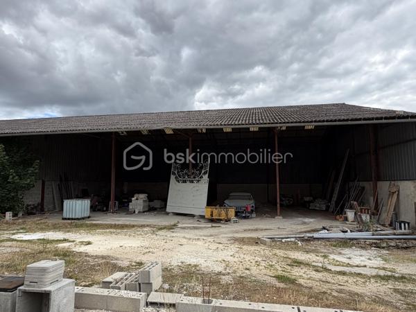 Je vous propose à la vente, 3 hangars agricoles édifiés sur une parcelle de terrain de 1700m2 environ. 

Hangar 1 : 335m2 environ 
Hangar 2 : 350m2 environ 
Hauteur de 8,50 mètres. 
Les hangars 1 et 2 sont accolés. 

Hangar 3 : 420m2 environ 

Entrée indépendante pour l’accès. Parcelle close. L’ensemble est situé dans un environnement calme.