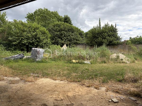 Je vous propose à la vente, 3 hangars agricoles édifiés sur une parcelle de terrain de 1700m2 environ. 

Hangar 1 : 335m2 environ 
Hangar 2 : 350m2 environ 
Hauteur de 8,50 mètres. 
Les hangars 1 et 2 sont accolés. 

Hangar 3 : 420m2 environ 

Entrée indépendante pour l’accès. Parcelle close. L’ensemble est situé dans un environnement calme.