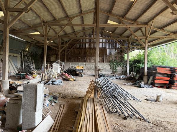Je vous propose à la vente, 3 hangars agricoles édifiés sur une parcelle de terrain de 1700m2 environ. 

Hangar 1 : 335m2 environ 
Hangar 2 : 350m2 environ 
Hauteur de 8,50 mètres. 
Les hangars 1 et 2 sont accolés. 

Hangar 3 : 420m2 environ 

Entrée indépendante pour l’accès. Parcelle close. L’ensemble est situé dans un environnement calme.