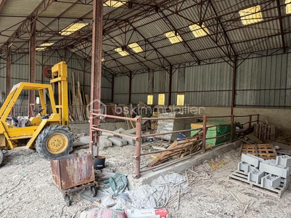 Je vous propose à la vente, 3 hangars agricoles édifiés sur une parcelle de terrain de 1700m2 environ. 

Hangar 1 : 335m2 environ 
Hangar 2 : 350m2 environ 
Hauteur de 8,50 mètres. 
Les hangars 1 et 2 sont accolés. 

Hangar 3 : 420m2 environ 

Entrée indépendante pour l’accès. Parcelle close. L’ensemble est situé dans un environnement calme.