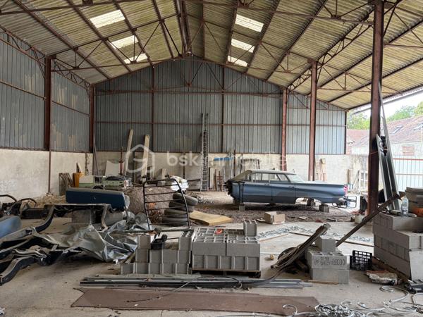 Je vous propose à la vente, 3 hangars agricoles édifiés sur une parcelle de terrain de 1700m2 environ. 

Hangar 1 : 335m2 environ 
Hangar 2 : 350m2 environ 
Hauteur de 8,50 mètres. 
Les hangars 1 et 2 sont accolés. 

Hangar 3 : 420m2 environ 

Entrée indépendante pour l’accès. Parcelle close. L’ensemble est situé dans un environnement calme.