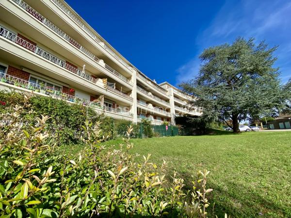 CE BEL APPARTEMENT F3 DE 69M2 EN REZ DE JARDIN ! COMPRENANT : une entrée avec dressing, un salon donnant accès au jardin, une cuisine aménagée et équipée avec arrière cuisine, une salle de bains, deux chambres. Une cave complète cet appartement. Charge de copropriété d’environ 250€/mois comprenant chauffage / eau froide et chaude / entretien des communs et poubelles. 

Les + de ce bien : Rez de jardin, beaux volumes, toiture de la résidence récemment refaite […] 

À savoir : des travaux de restauration des balcons vont avoirs lieux dans la résidences, l’accès à ceux-ci et aux rez-de-jardin sont pour l’instant interdit le temps de travaux. Concernant l’appartement les huisseries sont en simples vitrages. 

À très vite pour une visite !
