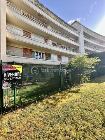 CE BEL APPARTEMENT F3 DE 69M2 EN REZ DE JARDIN ! COMPRENANT : une entrée avec dressing, un salon donnant accès au jardin, une cuisine aménagée et équipée avec arrière cuisine, une salle de bains, deux chambres. Une cave complète cet appartement. Charge de copropriété d’environ 250€/mois comprenant chauffage / eau froide et chaude / entretien des communs et poubelles. 

Les + de ce bien : Rez de jardin, beaux volumes, toiture de la résidence récemment refaite […] 

À savoir : des travaux de restauration des balcons vont avoirs lieux dans la résidences, l’accès à ceux-ci et aux rez-de-jardin sont pour l’instant interdit le temps de travaux. Concernant l’appartement les huisseries sont en simples vitrages. 

À très vite pour une visite !