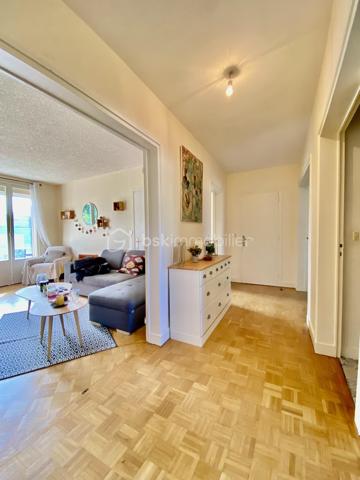 CE BEL APPARTEMENT F3 DE 69M2 EN REZ DE JARDIN ! COMPRENANT : une entrée avec dressing, un salon donnant accès au jardin, une cuisine aménagée et équipée avec arrière cuisine, une salle de bains, deux chambres. Une cave complète cet appartement. Charge de copropriété d’environ 250€/mois comprenant chauffage / eau froide et chaude / entretien des communs et poubelles. 

Les + de ce bien : Rez de jardin, beaux volumes, toiture de la résidence récemment refaite […] 

À savoir : des travaux de restauration des balcons vont avoirs lieux dans la résidences, l’accès à ceux-ci et aux rez-de-jardin sont pour l’instant interdit le temps de travaux. Concernant l’appartement les huisseries sont en simples vitrages. 

À très vite pour une visite !