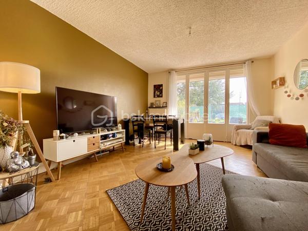 CE BEL APPARTEMENT F3 DE 69M2 EN REZ DE JARDIN ! COMPRENANT : une entrée avec dressing, un salon donnant accès au jardin, une cuisine aménagée et équipée avec arrière cuisine, une salle de bains, deux chambres. Une cave complète cet appartement. Charge de copropriété d’environ 250€/mois comprenant chauffage / eau froide et chaude / entretien des communs et poubelles. 

Les + de ce bien : Rez de jardin, beaux volumes, toiture de la résidence récemment refaite […] 

À savoir : des travaux de restauration des balcons vont avoirs lieux dans la résidences, l’accès à ceux-ci et aux rez-de-jardin sont pour l’instant interdit le temps de travaux. Concernant l’appartement les huisseries sont en simples vitrages. 

À très vite pour une visite !