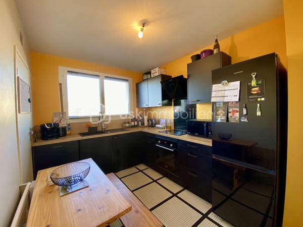 CE BEL APPARTEMENT F3 DE 69M2 EN REZ DE JARDIN ! COMPRENANT : une entrée avec dressing, un salon donnant accès au jardin, une cuisine aménagée et équipée avec arrière cuisine, une salle de bains, deux chambres. Une cave complète cet appartement. Charge de copropriété d’environ 250€/mois comprenant chauffage / eau froide et chaude / entretien des communs et poubelles. 

Les + de ce bien : Rez de jardin, beaux volumes, toiture de la résidence récemment refaite […] 

À savoir : des travaux de restauration des balcons vont avoirs lieux dans la résidences, l’accès à ceux-ci et aux rez-de-jardin sont pour l’instant interdit le temps de travaux. Concernant l’appartement les huisseries sont en simples vitrages. 

À très vite pour une visite !