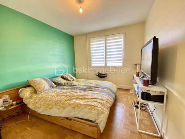 CE BEL APPARTEMENT F3 DE 69M2 EN REZ DE JARDIN ! COMPRENANT : une entrée avec dressing, un salon donnant accès au jardin, une cuisine aménagée et équipée avec arrière cuisine, une salle de bains, deux chambres. Une cave complète cet appartement. Charge de copropriété d’environ 250€/mois comprenant chauffage / eau froide et chaude / entretien des communs et poubelles. 

Les + de ce bien : Rez de jardin, beaux volumes, toiture de la résidence récemment refaite […] 

À savoir : des travaux de restauration des balcons vont avoirs lieux dans la résidences, l’accès à ceux-ci et aux rez-de-jardin sont pour l’instant interdit le temps de travaux. Concernant l’appartement les huisseries sont en simples vitrages. 

À très vite pour une visite !