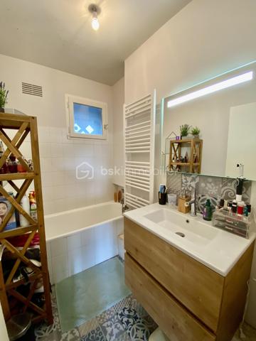 CE BEL APPARTEMENT F3 DE 69M2 EN REZ DE JARDIN ! COMPRENANT : une entrée avec dressing, un salon donnant accès au jardin, une cuisine aménagée et équipée avec arrière cuisine, une salle de bains, deux chambres. Une cave complète cet appartement. Charge de copropriété d’environ 250€/mois comprenant chauffage / eau froide et chaude / entretien des communs et poubelles. 

Les + de ce bien : Rez de jardin, beaux volumes, toiture de la résidence récemment refaite […] 

À savoir : des travaux de restauration des balcons vont avoirs lieux dans la résidences, l’accès à ceux-ci et aux rez-de-jardin sont pour l’instant interdit le temps de travaux. Concernant l’appartement les huisseries sont en simples vitrages. 

À très vite pour une visite !
