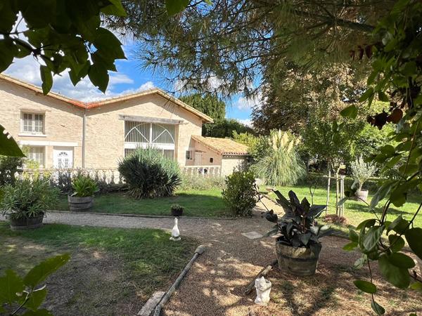 Maison 146m²  7 Pièces à vendre à Valence En Poitou