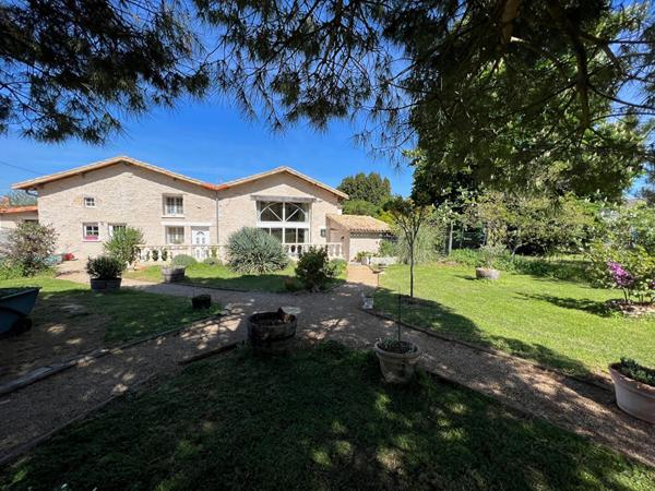 Maison 146m²  7 Pièces à vendre à Valence En Poitou