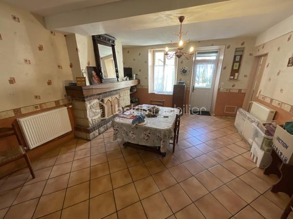 Située dans un environnement agréable et proche des commodités, cette maison familiale offre de beaux volumes et un fort potentiel pour accueillir une grande famille ou un projet de résidence secondaire.
✨ Descriptif du bien
Au rez-de-chaussée :
Un salon / séjour lumineux
Une cuisine indépendante
Une chambre
Une salle d’eau avec WC
À l’étage :
Quatre chambres
Une salle d’eau
Un WC indépendant
🚜 Les plus
Une grange en dépendance offrant de nombreuses possibilités : stockage, atelier, stationnement ou futur aménagement
Maison idéale pour une famille nombreuse
Beaux espaces de vie et fort potentiel d’aménagement
📍 Un secteur pratique et recherché
La commune de Villeneuve-l'Archevêque bénéficie d’un cadre de vie calme avec commerces, écoles et services à proximité, tout en restant facilement accessible.
✨ Une belle opportunité à découvrir sans tarder pour concrétiser votre projet immobilier !