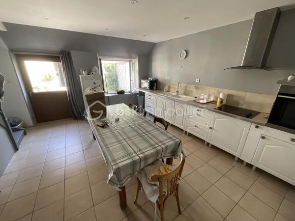 Située dans un environnement agréable et proche des commodités, cette maison familiale offre de beaux volumes et un fort potentiel pour accueillir une grande famille ou un projet de résidence secondaire.
✨ Descriptif du bien
Au rez-de-chaussée :
Un salon / séjour lumineux
Une cuisine indépendante
Une chambre
Une salle d’eau avec WC
À l’étage :
Quatre chambres
Une salle d’eau
Un WC indépendant
🚜 Les plus
Une grange en dépendance offrant de nombreuses possibilités : stockage, atelier, stationnement ou futur aménagement
Maison idéale pour une famille nombreuse
Beaux espaces de vie et fort potentiel d’aménagement
📍 Un secteur pratique et recherché
La commune de Villeneuve-l'Archevêque bénéficie d’un cadre de vie calme avec commerces, écoles et services à proximité, tout en restant facilement accessible.
✨ Une belle opportunité à découvrir sans tarder pour concrétiser votre projet immobilier !