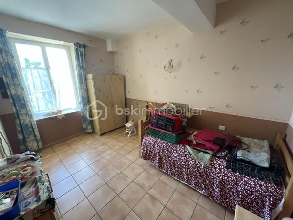 Située dans un environnement agréable et proche des commodités, cette maison familiale offre de beaux volumes et un fort potentiel pour accueillir une grande famille ou un projet de résidence secondaire.
✨ Descriptif du bien
Au rez-de-chaussée :
Un salon / séjour lumineux
Une cuisine indépendante
Une chambre
Une salle d’eau avec WC
À l’étage :
Quatre chambres
Une salle d’eau
Un WC indépendant
🚜 Les plus
Une grange en dépendance offrant de nombreuses possibilités : stockage, atelier, stationnement ou futur aménagement
Maison idéale pour une famille nombreuse
Beaux espaces de vie et fort potentiel d’aménagement
📍 Un secteur pratique et recherché
La commune de Villeneuve-l'Archevêque bénéficie d’un cadre de vie calme avec commerces, écoles et services à proximité, tout en restant facilement accessible.
✨ Une belle opportunité à découvrir sans tarder pour concrétiser votre projet immobilier !