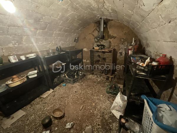 Située dans un environnement agréable et proche des commodités, cette maison familiale offre de beaux volumes et un fort potentiel pour accueillir une grande famille ou un projet de résidence secondaire.
✨ Descriptif du bien
Au rez-de-chaussée :
Un salon / séjour lumineux
Une cuisine indépendante
Une chambre
Une salle d’eau avec WC
À l’étage :
Quatre chambres
Une salle d’eau
Un WC indépendant
🚜 Les plus
Une grange en dépendance offrant de nombreuses possibilités : stockage, atelier, stationnement ou futur aménagement
Maison idéale pour une famille nombreuse
Beaux espaces de vie et fort potentiel d’aménagement
📍 Un secteur pratique et recherché
La commune de Villeneuve-l'Archevêque bénéficie d’un cadre de vie calme avec commerces, écoles et services à proximité, tout en restant facilement accessible.
✨ Une belle opportunité à découvrir sans tarder pour concrétiser votre projet immobilier !