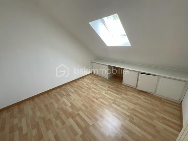 Située dans un environnement agréable et proche des commodités, cette maison familiale offre de beaux volumes et un fort potentiel pour accueillir une grande famille ou un projet de résidence secondaire.
✨ Descriptif du bien
Au rez-de-chaussée :
Un salon / séjour lumineux
Une cuisine indépendante
Une chambre
Une salle d’eau avec WC
À l’étage :
Quatre chambres
Une salle d’eau
Un WC indépendant
🚜 Les plus
Une grange en dépendance offrant de nombreuses possibilités : stockage, atelier, stationnement ou futur aménagement
Maison idéale pour une famille nombreuse
Beaux espaces de vie et fort potentiel d’aménagement
📍 Un secteur pratique et recherché
La commune de Villeneuve-l'Archevêque bénéficie d’un cadre de vie calme avec commerces, écoles et services à proximité, tout en restant facilement accessible.
✨ Une belle opportunité à découvrir sans tarder pour concrétiser votre projet immobilier !
