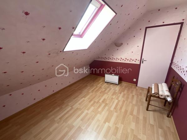 Située dans un environnement agréable et proche des commodités, cette maison familiale offre de beaux volumes et un fort potentiel pour accueillir une grande famille ou un projet de résidence secondaire.
✨ Descriptif du bien
Au rez-de-chaussée :
Un salon / séjour lumineux
Une cuisine indépendante
Une chambre
Une salle d’eau avec WC
À l’étage :
Quatre chambres
Une salle d’eau
Un WC indépendant
🚜 Les plus
Une grange en dépendance offrant de nombreuses possibilités : stockage, atelier, stationnement ou futur aménagement
Maison idéale pour une famille nombreuse
Beaux espaces de vie et fort potentiel d’aménagement
📍 Un secteur pratique et recherché
La commune de Villeneuve-l'Archevêque bénéficie d’un cadre de vie calme avec commerces, écoles et services à proximité, tout en restant facilement accessible.
✨ Une belle opportunité à découvrir sans tarder pour concrétiser votre projet immobilier !